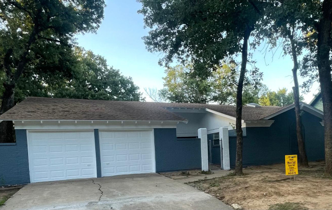 704 W PLEASANTVIEW