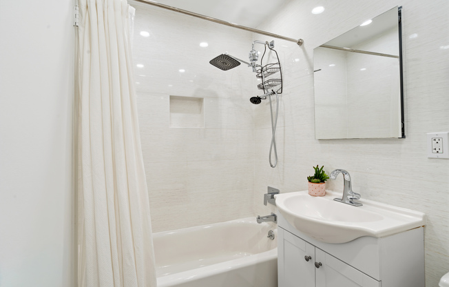 1 bed, 1 bath, 813 sqft, $5,300, Unit 7K