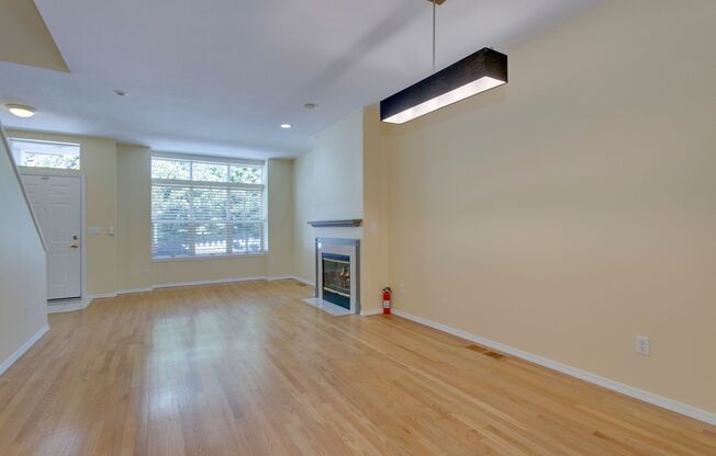 Charming 2BD/2.5BTH Townhouse with Spacious Bonus Room in Multnomah Village