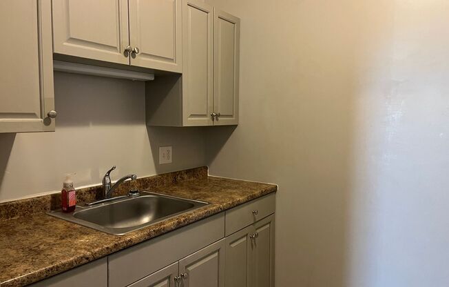 3 beds, 1 bath, $1,225, Unit 525 1/2- Apt. F