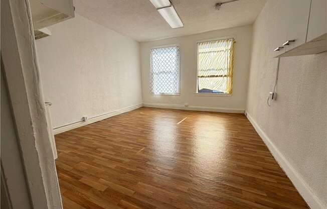 256 W FLORENCE AVE
