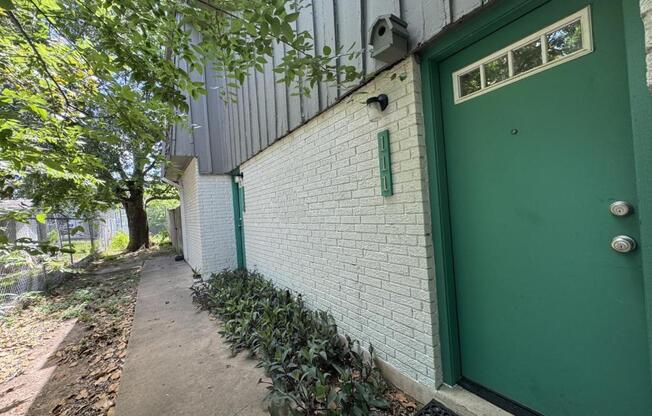 305 E CROSLIN ST