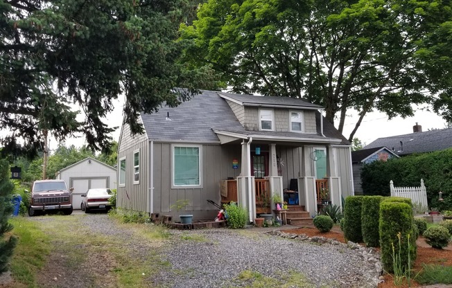 3 bed 2 bath home! Easy freeway Access! Great Location!