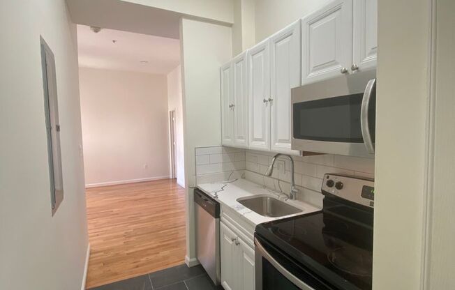 Studio, 1 bath, $995, Unit 1932 N 7th Street, Unit 6