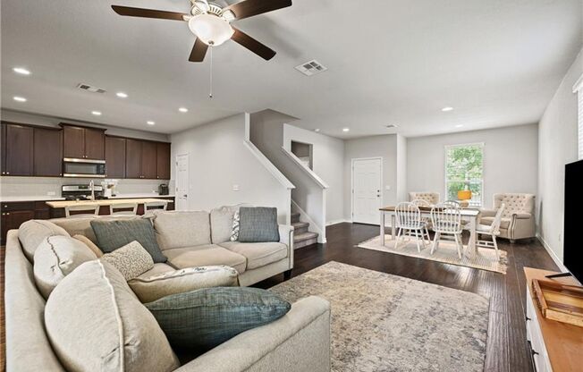 Newly Constructed, 4 BR / 3 BA Home - 2 Car Garage - Pool - Close to Mueller
