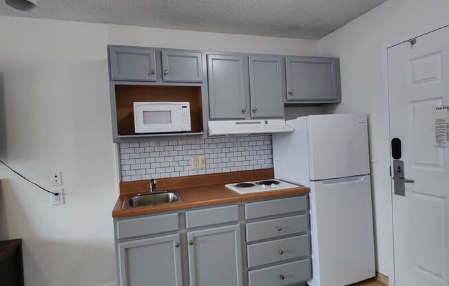 Studio, 1 bath, 329 sqft, $1,400, Unit 211