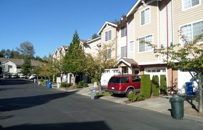 3 beds, 2.5 baths, $2,695, Unit # #F 1