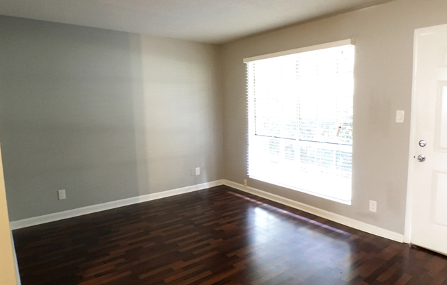 1 bed, 1 bath, 650 sqft, $945, Unit J