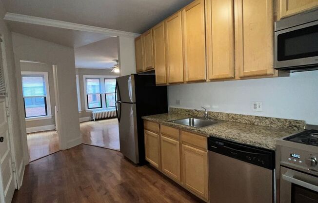 2 beds, 1 bath, 805 sqft, $2,195, Unit 2121-25-3C