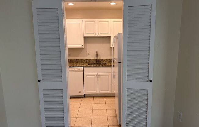 2 beds, 1 bath, 975 sqft, $1,800, Unit Royal York 114