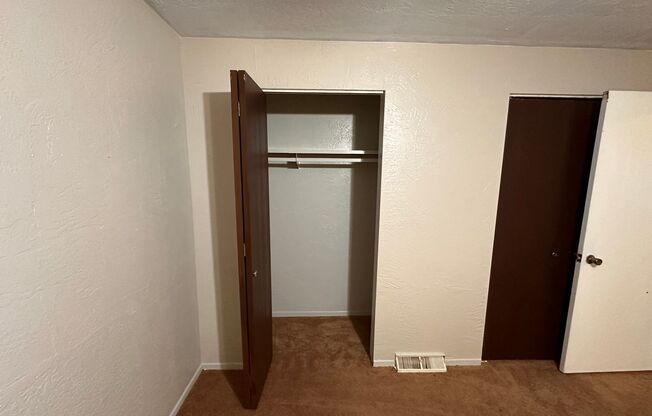 2 beds, 1 bath, $895, Unit Unit #103