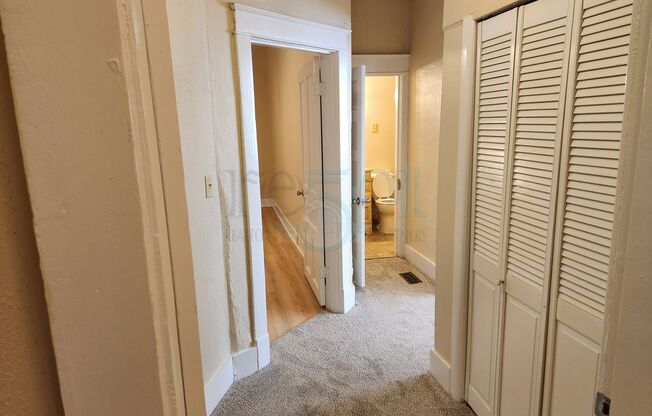 2 beds, 1 bath, $1,095, Unit Battery, 2219 S.