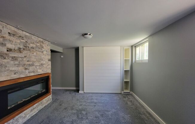 Bright, spacious, 3 bed with bonus room, hot tub and fully fenced yard