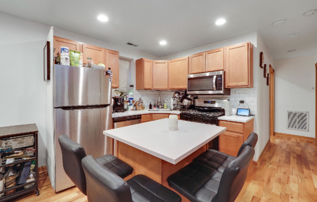 2425 N GREENVIEW AVE