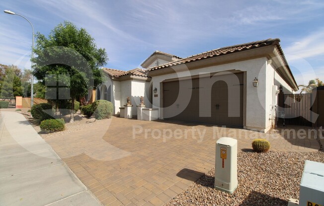 1975 E CRES WAY
