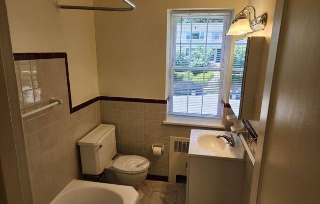 1 bed, 1 bath, 663 sqft, $1,995, Unit D-05