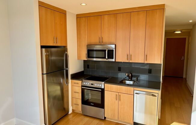 1 bed, 1 bath, $2,350, Unit 823