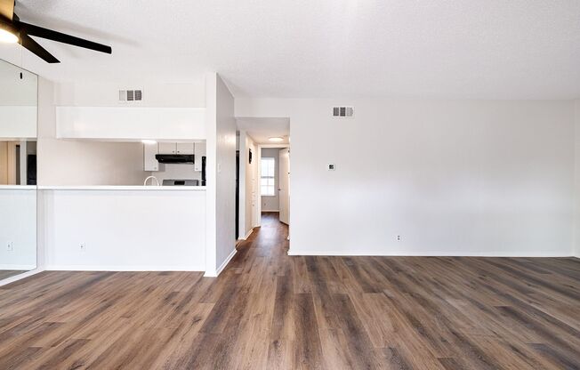 Classic 2 Bedroom, 1 Bath Condo in w/ Swimming Pool in North Austin!