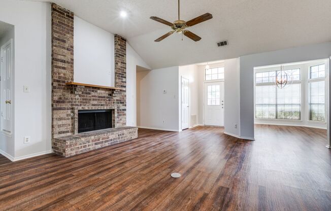 Lovely 3 Bedroom, 2 Bathroom Home in Mesquite!