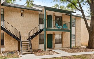 Great Location, Immediate Move In available - 2 bed / 2 bath Condo!