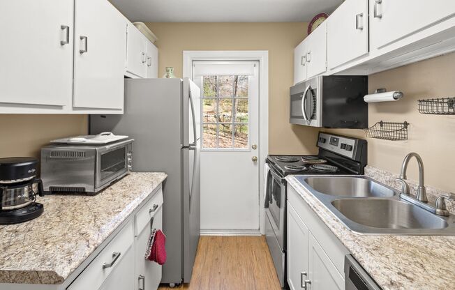 2 beds, 1 bath, $1,595, Unit Apt #3