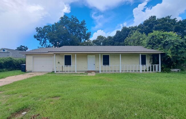 3BR/2BA with large fenced yard close to I10