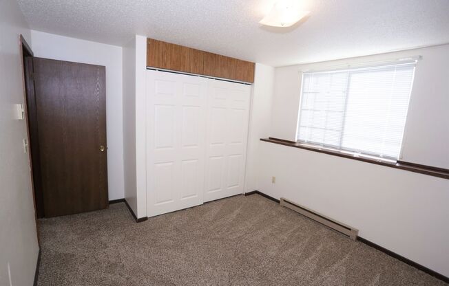 2 beds, 1 bath, $840, Unit 2400-5