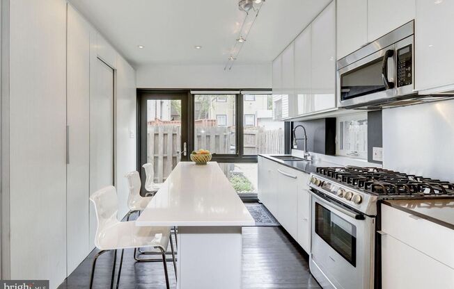 3br 2.5ba Victorian TH near Howard University in Ledroit Park