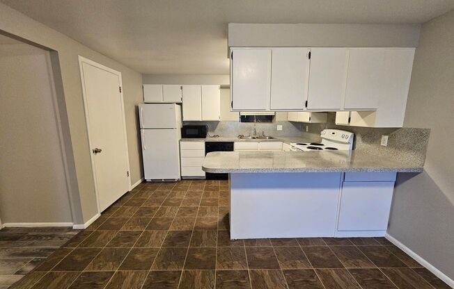 2 beds, 1 bath, 864 sqft, $1,295, Unit Unit 42
