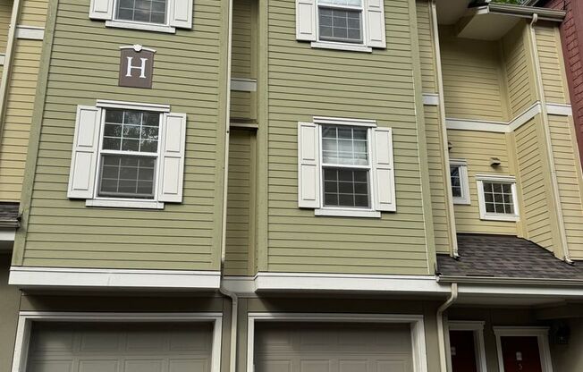 Gorgeous Townhome with W/S/G AND Gas!