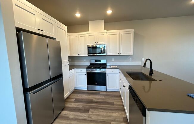 3 beds, 2.5 baths, 1,450 sqft, $2,395, Unit SFR 920 - 61616