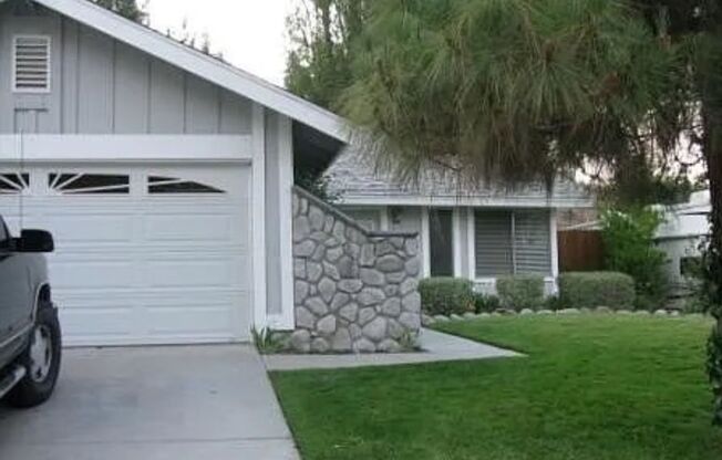 Lovely One Level home in Valencia!
