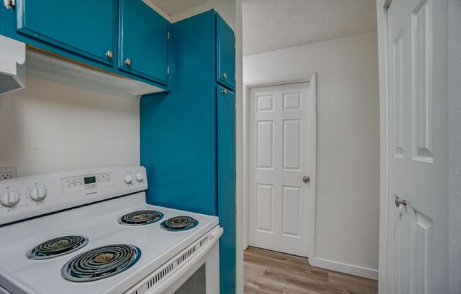 2 beds, 1 bath, 800 sqft, $1,600, Unit 13*