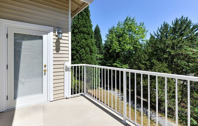Spacious and Elegant Townhouse-style 2 Bedroom 2 Bath Condo Kent