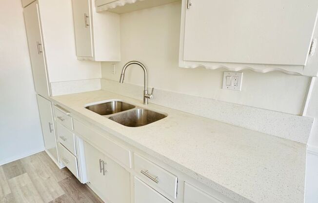 485 - 1049 N MARIPOSA AVE