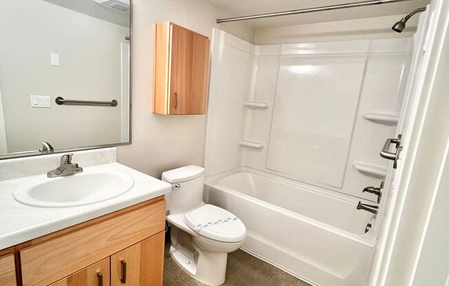 3 beds, 1 bath, 948 sqft, $1,750, Unit 05