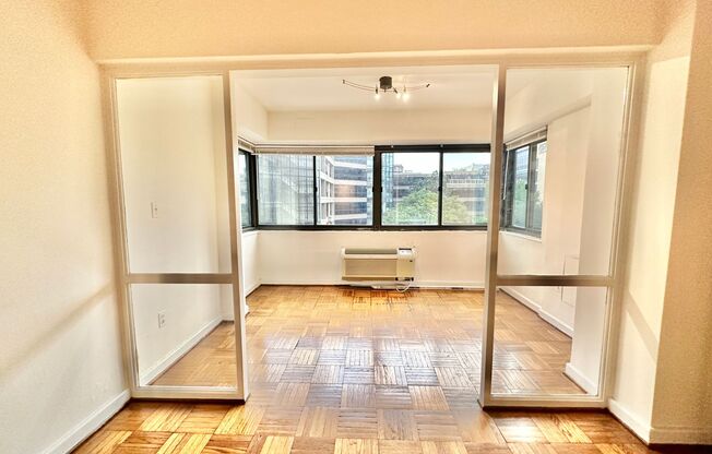 Foggy Bottom Spacious Studio w/Solarium Close to GWU, World Bank, GW Hospital