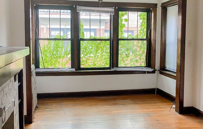 2 beds, 1 bath, 845 sqft, $1,735, Unit 3925-3E