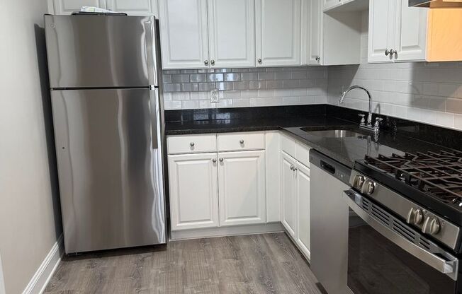 2 beds, 1 bath, 680 sqft, $2,300, Unit 27-25