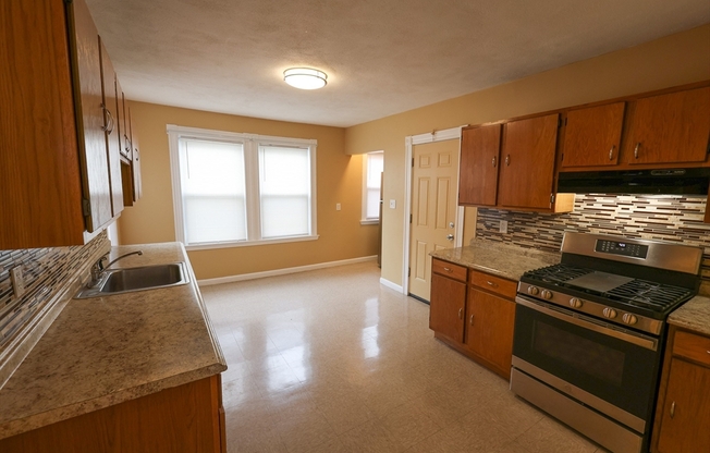 3 beds, 1 bath, 1,100 sqft, $2,850, Unit 2