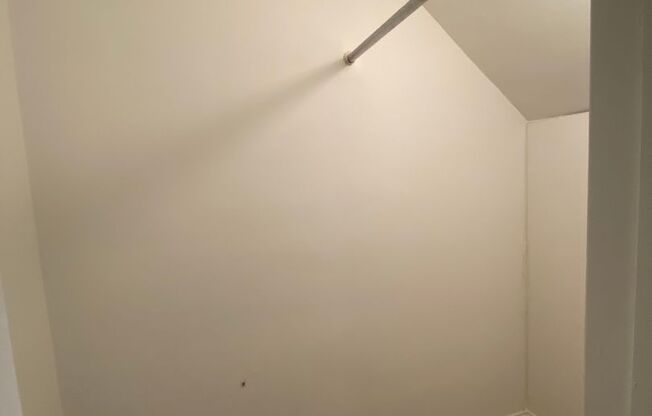 2 beds, 1 bath, $1,075, Unit 2505A