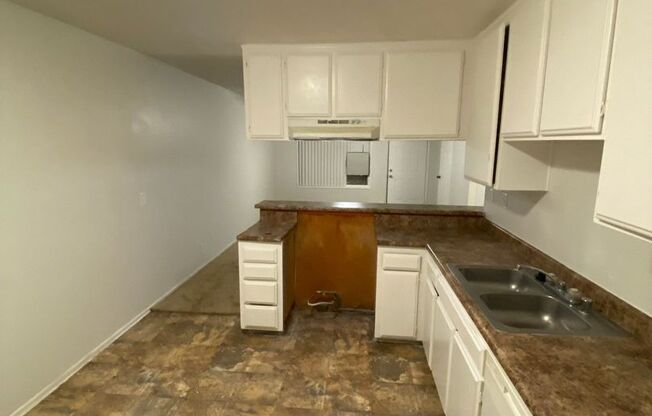 2 beds, 1 bath, $1,495, Unit B