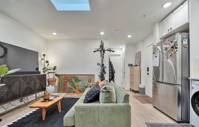 Beautiful 2BR 1BA Condo - Looking for You!