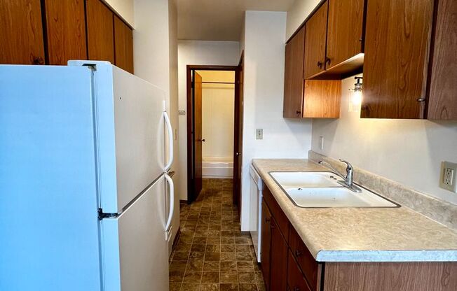 1 bed, 1 bath, 600 sqft, $960, Unit J-1