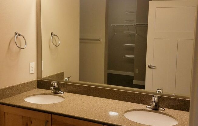 3 beds, 2.5 baths, $2,250, Unit 307