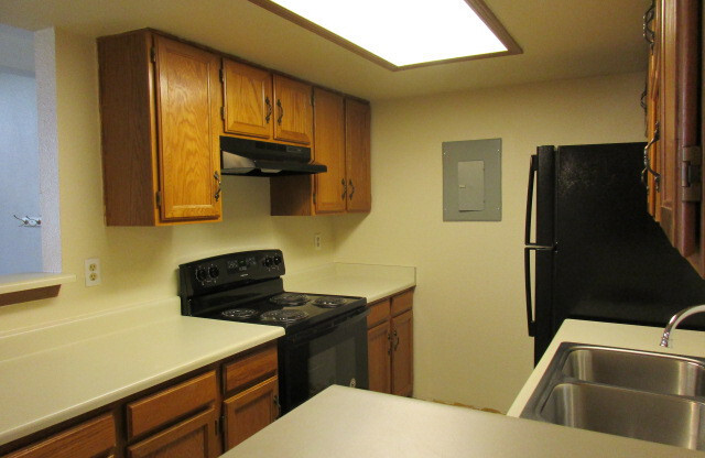 2 beds, 2 baths, 1,020 sqft, $1,900, Unit 921 S Zeno Way