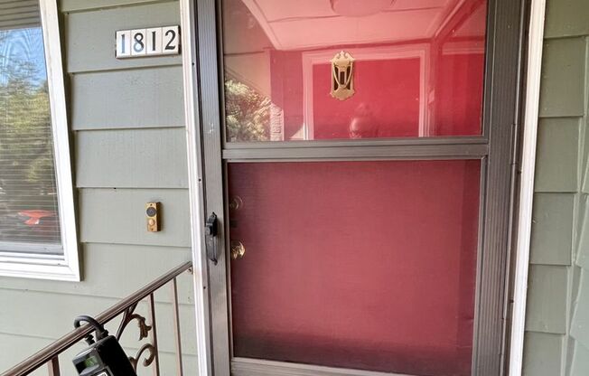 Irvington Top Floor 1 Bed~ Off Street Parking~ 93 Walk Score~ 100 Bike Score