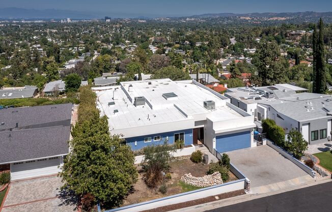 4 Br 5 Ba with STUNNING VIEWS and Jacuzzi