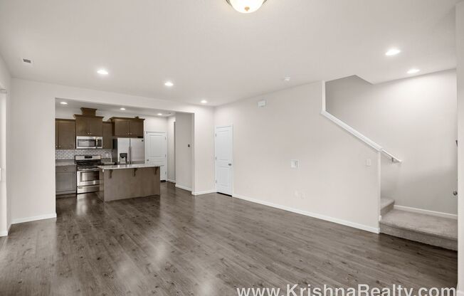 Charming Modern 3 BD* 2.5 BA& Townhome located in Popular North Bethany's Abbey Creek Community