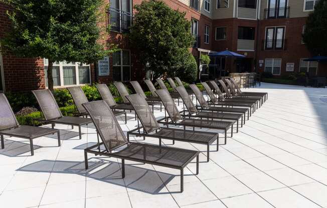 a row of chairs sitting outside of a building